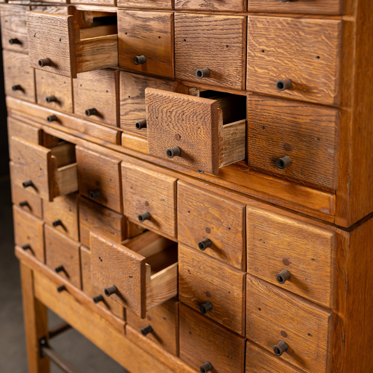 Bibliotekkskap fra Silesia-biblioteket på 1950-tallet