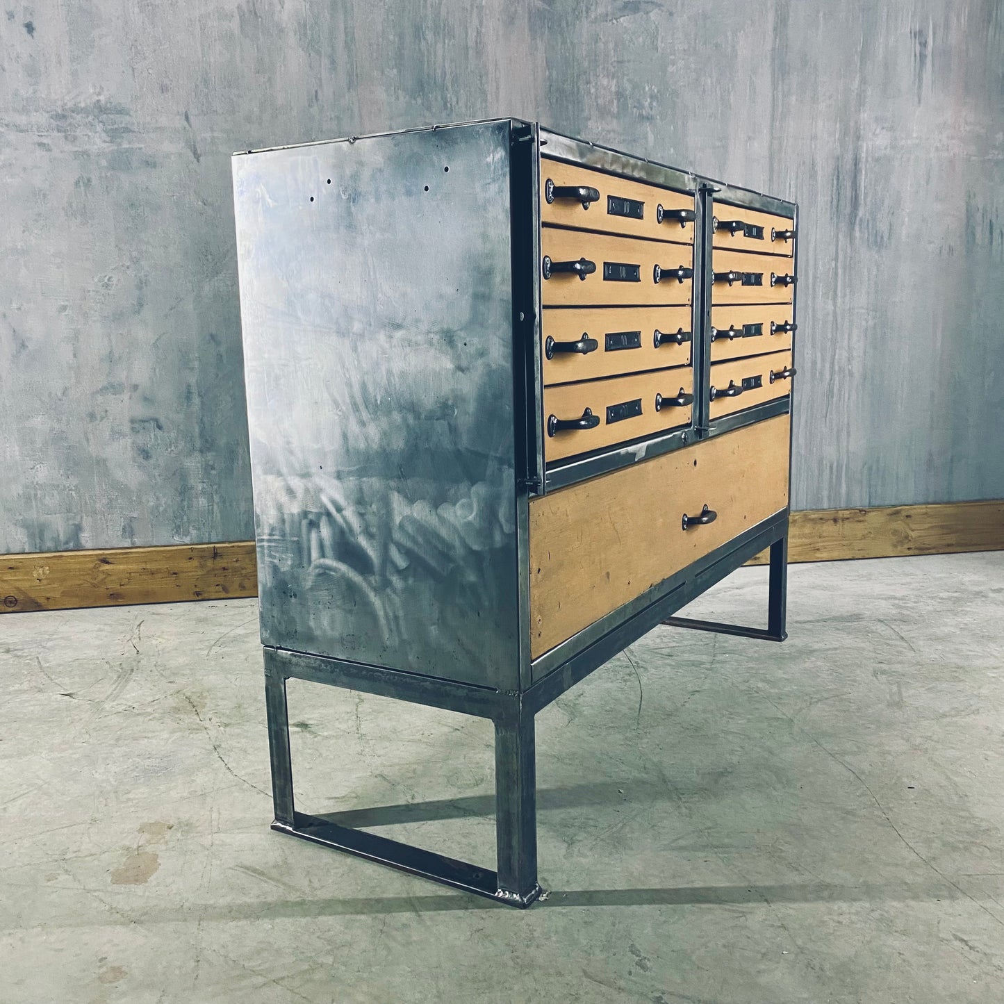 Military workshop cabinet